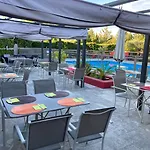 Hotel Logis Restaurant Les Aubuns Caissargues