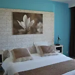 Hotel Logis Restaurant Les Aubuns