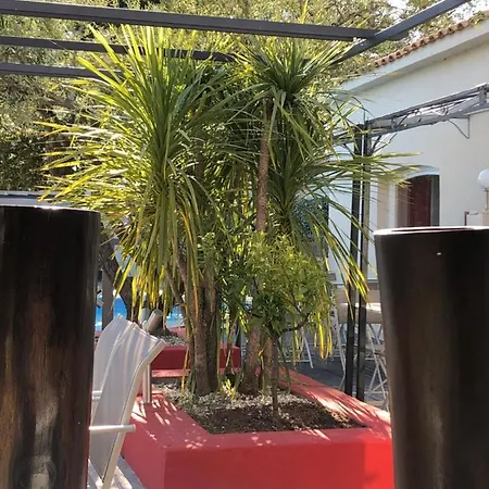 Logis Hotel Restaurant Les Aubuns