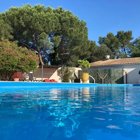Logis Hotel Restaurant Les Aubuns Hotel 3*