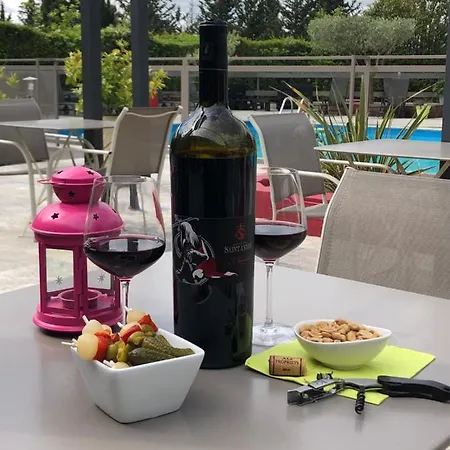 Logis Restaurant Les Aubuns Hotel Caissargues