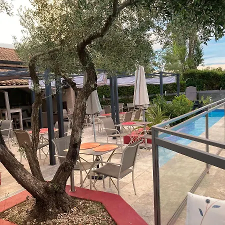 Logis Hotel Restaurant Les Aubuns 3*