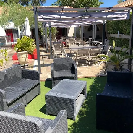 Logis Hotel Restaurant Les Aubuns 3*