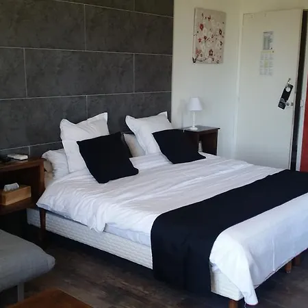 Hotel Logis Restaurant Les Aubuns Caissargues