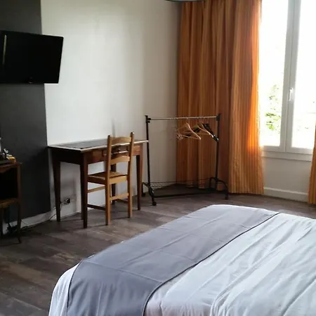 Hotel Logis Restaurant Les Aubuns 3*