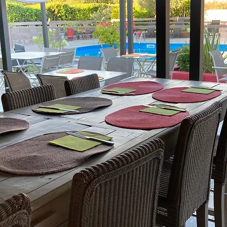 Hotel Logis Restaurant Les Aubuns Caissargues