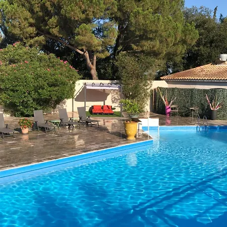 Logis Hotel Restaurant Les Aubuns Hotel 3*