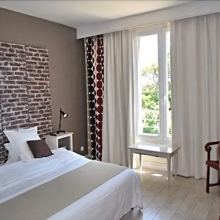 Logis Restaurant Les Aubuns Hotel