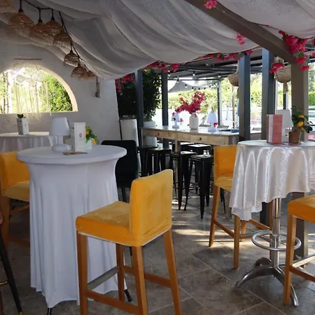 Logis Restaurant Les Aubuns Hotel Caissargues