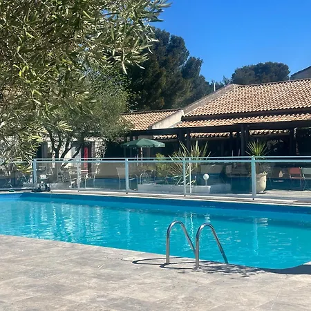 Logis Restaurant Les Aubuns Hotel