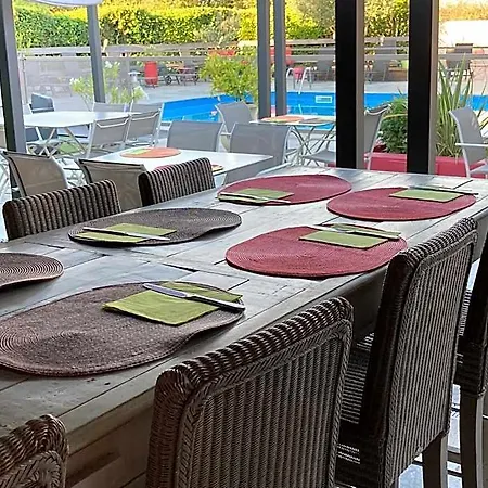 Logis Hotel Restaurant Les Aubuns 3* Caissargues