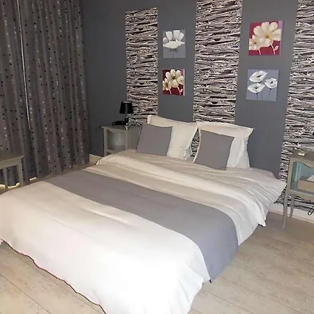 Logis Hotel Restaurant Les Aubuns Hotel 3*