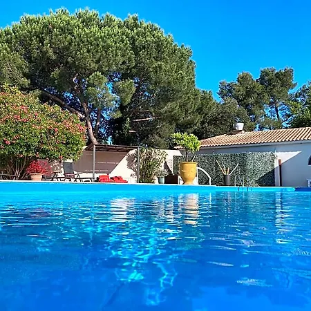 Hotel Logis Hotel Restaurant Les Aubuns 3*