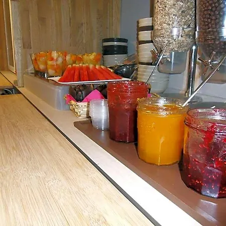 Hotel Logis Hotel Restaurant Les Aubuns Caissargues