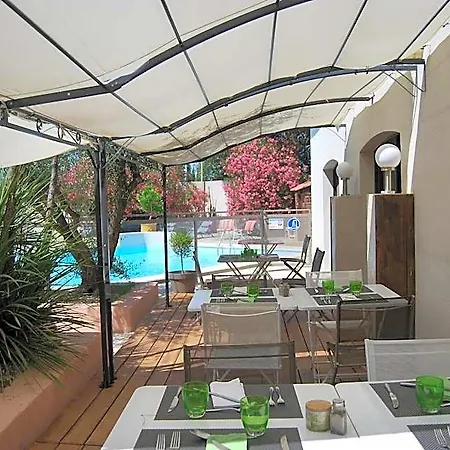 Logis Hotel Restaurant Les Aubuns Hotel 3*