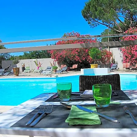 Hotel Logis Restaurant Les Aubuns 3*