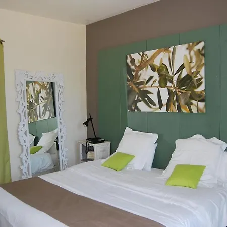 Hotel Logis Restaurant Les Aubuns