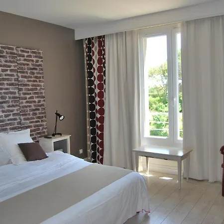 Hotel Logis Restaurant Les Aubuns