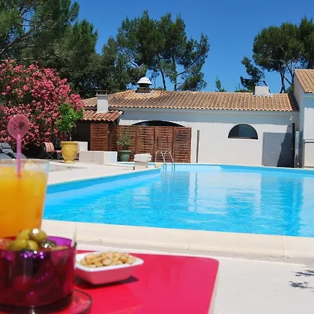 Hotel Logis Restaurant Les Aubuns 3*