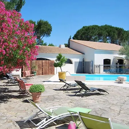 Hotel Logis Restaurant Les Aubuns 3*