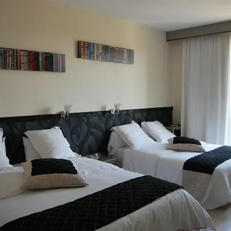 Hotel Logis Restaurant Les Aubuns 3*