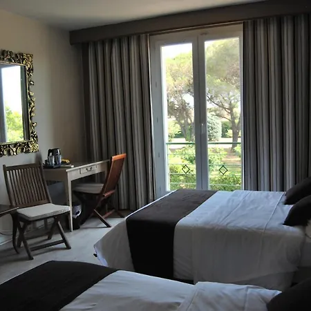 Hotel Logis Restaurant Les Aubuns