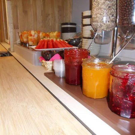 Hotel Logis Restaurant Les Aubuns Caissargues