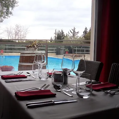 Logis Restaurant Les Aubuns 호텔 케사르그